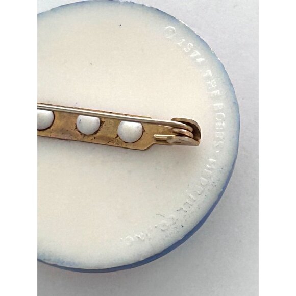 Vintage 1974 Raggedy Ann & Andy Bobbs Merrill Plastic Lapel Pin - Picture 4 of 4